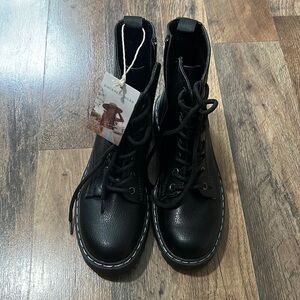 🏷️ 🌟 NWT Sincerely Jules Harley Boots front Lace up with side zipper